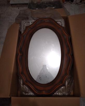 Specchio ovale con cornice in legno