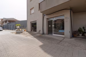 Decimomannu: ampio locale con 4 vani più deposito