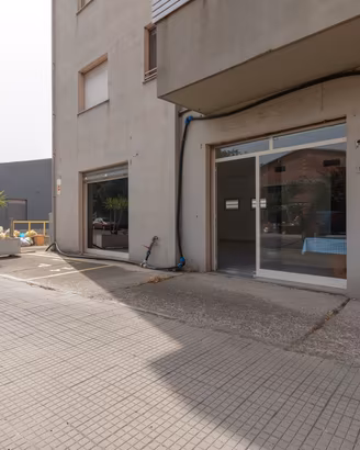 Decimomannu: ampio locale con 4 vani più deposito