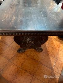 Tavolo antico in legno massello intagliato