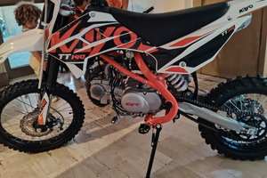 Moto da competizione come nuova