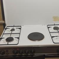 Cucina con bombola a gas e forno