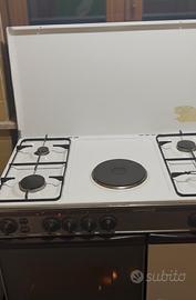 Cucina con bombola a gas e forno