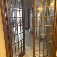 Due porte a due ante in legno e vetro