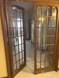 Due porte a due ante in legno e vetro