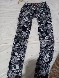 pantalone s Desigual nero a fiori bianchi