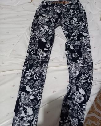 pantalone s Desigual nero a fiori bianchi