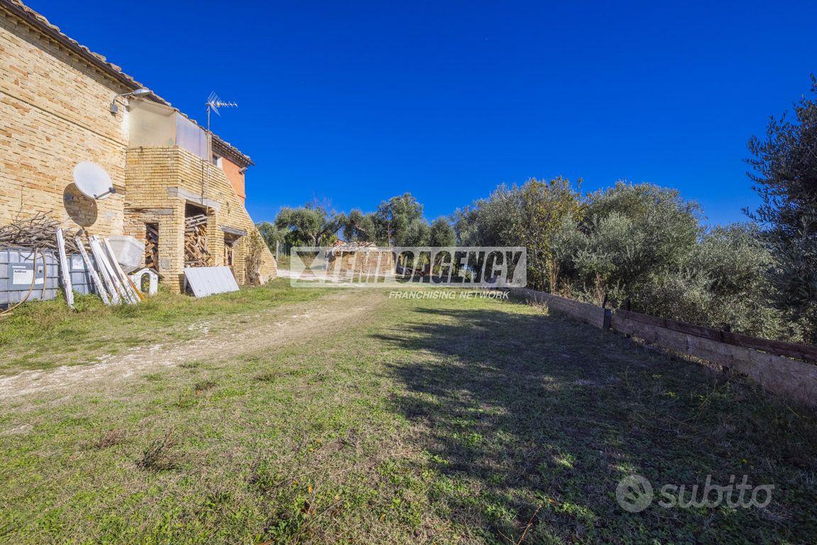 Casale panoramico con annessi e terreno agricolo - Vista 4