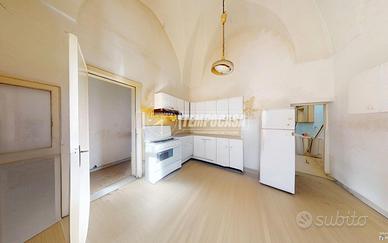 QUADRILOCALE IN VIA G. TOMA, ZONA UNIVERSITARIA.