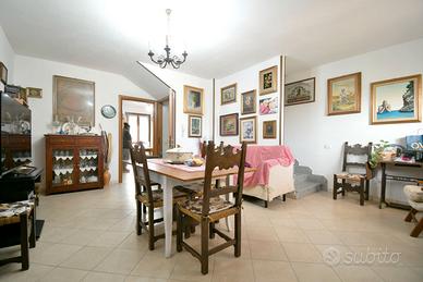 Indipendente con cortile e posto auto