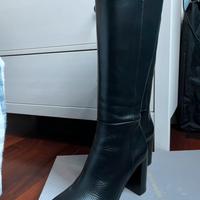 Stivali alti in pelle nera