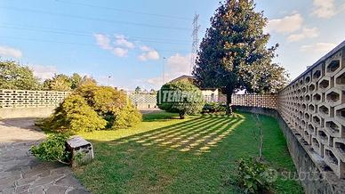 VILLA SINGOLA CON GIARDINO PRIVATO