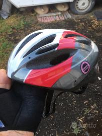 Casco e sella per bici da corsa