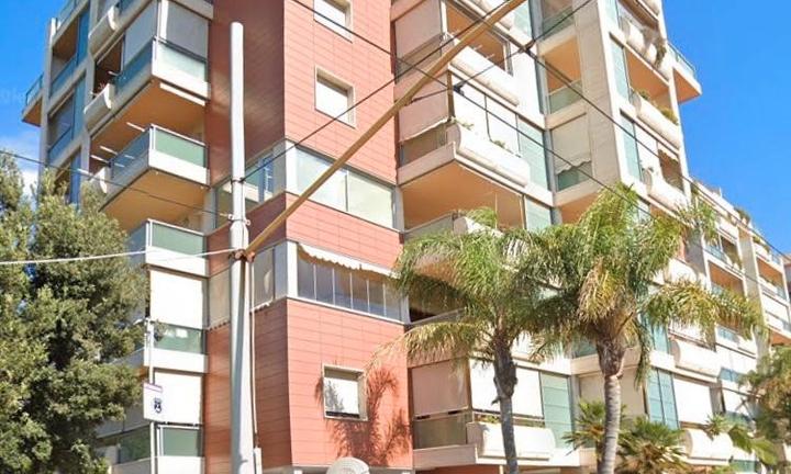 Bivano signorile in viale Poetto