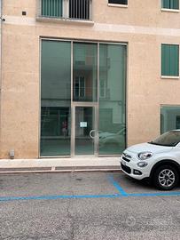 Negozio luminoso con ampie vetrine