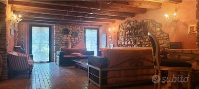Rustico / Casale di 2268 m² con più di 5 locali a 