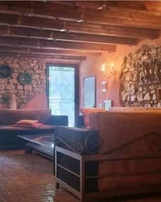 Rustico / Casale di 2268 m² con più di 5 locali a 