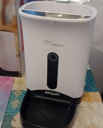Distributore automatico cibo per gatti e cani