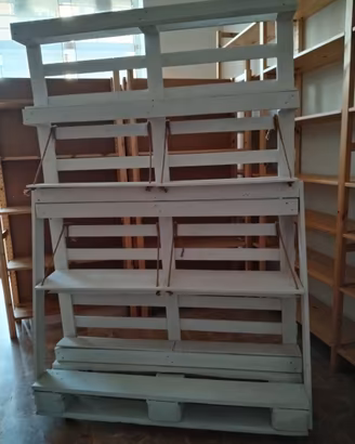 mobile con mensole da pallet