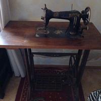 Macchina per cucire antica