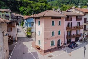 Porzione di casa cielo-terra in centro a Lodrone
