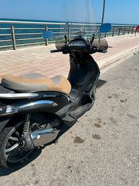 Beverly Tourer 125 con 7900 km con gomme nuove