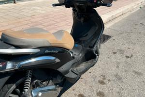 Beverly Tourer 125 con 7900 km con gomme nuove