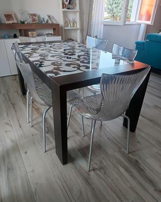 tavolo in vetro con sedie 