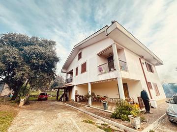 Villa di 350 m² con più di 5 locali a Genzano di R