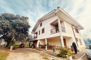 Villa di 350 m² con più di 5 locali a Genzano di R