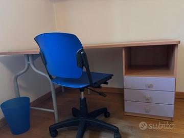 Scrivania con cassetti e mensola