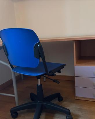 Scrivania con cassetti e mensola