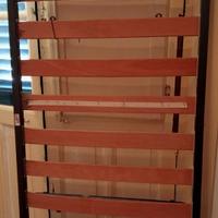 Rete singola doghe in legno.