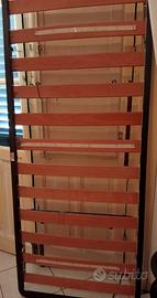 Rete singola doghe in legno.