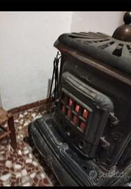 stufa a legna antica in ghisa d'epoca