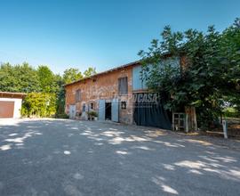 Rustico su due livelli con ampio giardino