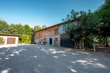 Rustico su due livelli con ampio giardino