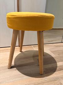 Sgabello in tessuto giallo