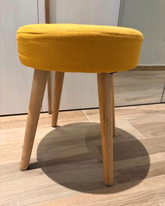 Sgabello in tessuto giallo