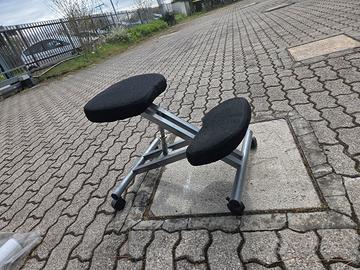 due sgabelli ergonomiche 