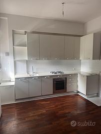 Cucina moderna ancolare completa elettrodomestici