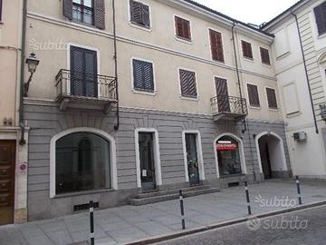 Vercelli-centro storico-negozio mq. 180
