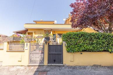 VILLA A SCHIERA CENTRALE A ROMA