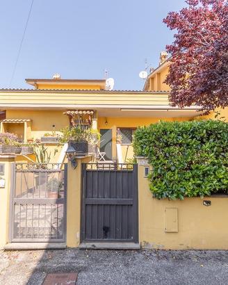 VILLA A SCHIERA CENTRALE A ROMA