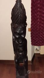 Totem in legno fatto a mano.