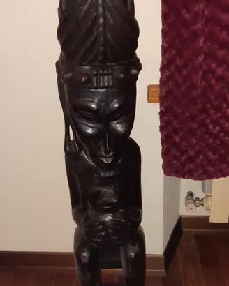 Totem in legno fatto a mano.