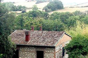 Casale in pietra con 20mila mq parco - prov Siena