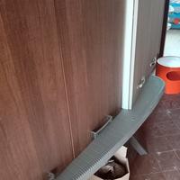 piano cottura e lavello con pensili