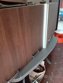 piano cottura e lavello con pensili