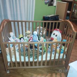 Lettino per bambino/a con altre varie cose